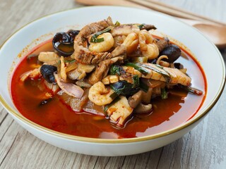 아시아 음식 중국스타일의 매운 해물 채소 국수, 짬뽕