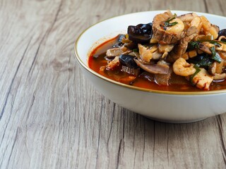 아시아 음식 중국스타일의 매운 해물 채소 국수, 짬뽕