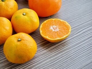 신선한 유기농 과일 귤과 감