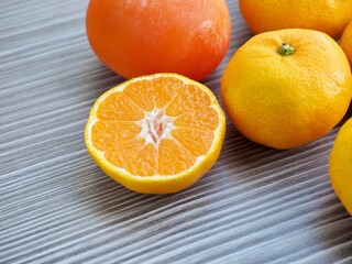 신선한 유기농 과일 귤과 감