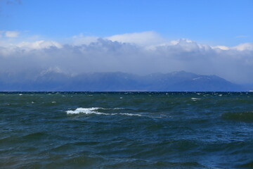 冬の琵琶湖東岸からの風景
