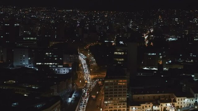 Trafico de la ciudad en el Centro norte  en la ciudad de Quito por la noche.