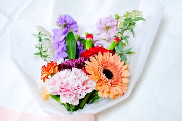 カーネーションとガーメインの花束