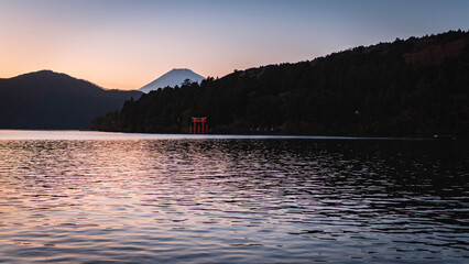 夕暮れの箱根と富士山