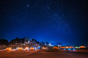 Night sky in Wadi Rum mountain in Jordan - obrazy, fototapety, plakaty