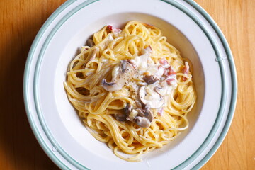 キノコとベーコンのクリームパスタ