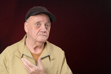 Portrait homme âgé en pleine explication 