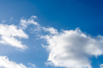 Naklejka na ściany i meble Schöne Wolkenformation bei Sonnenschein und blauem Himmel