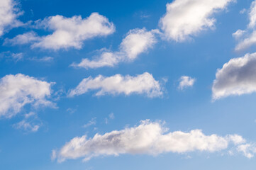 Fototapeta na wymiar Viele Wolken an einem blauen Himmel mit Sonne