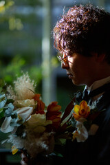 花束を見つめる新郎の横顔