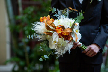 花束を持つ新郎の胸元