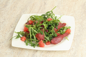 Duck salad with ruccola and grapefruit