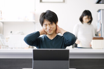 仕事のトラブルで悩むアジア人男性	