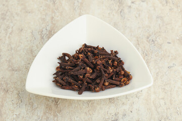 Dry Clove aroma in the bowl