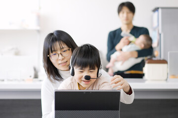 子供にテレワークの邪魔をされるアジア人女性	
