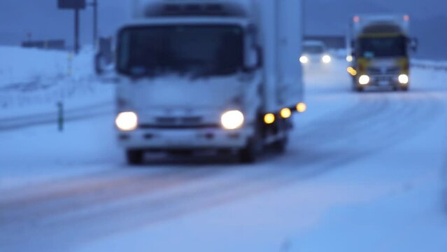 雪道を走るトラック　物流　運送　イメージ