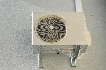 Klimaanlage/Luftwärmepumpe vor einem neu erbauten Wohnhaus