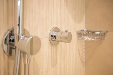 Fototapeten focus sur robinetterie moderne d'une douche à l'italienne © studio D. Photo