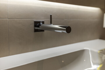focus vue de près d'un robinet mural de salle de bain, salle d'eau ou WC