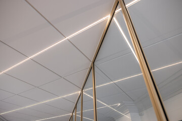Ligne écrlairage graphique plafond de bureau et verrière industrielle