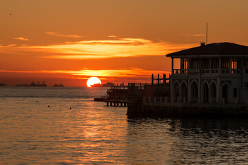 Naklejka premium sunset over the harbor istanbul