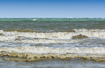 Vagues et écumes s'échouant sur les plages de Dunkerque dans la mer du Nord