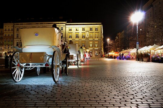 Rynek Gł&oacute;wny Krak&oacute;w post&oacute;j dorożek
