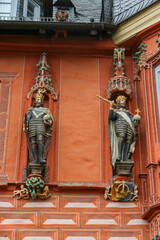 Fototapeta na wymiar Statuen römischer Kaiser am Gildenhaus in Goslar