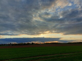 Bewölkter Himmel vor dem Sturm. Graue, schwere Wolken über dem Feld. Die Agrarlandschaft vor dem...