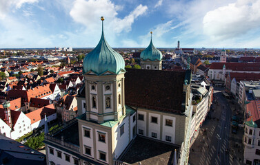 Fototapeta premium Augsburg, Blick vom Perlach Turm über das Rathaus und die Maximilianstrasse auf die St. Ulrichs Kirche mit Blick auf die Alpen im Hintergrund, Bayern, Deutschland.
