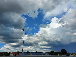Bewölkter Himmel vor dem Sturm. Graue, schwere Wolken über dem Feld. Die Agrarlandschaft vor dem...