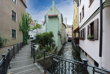 Bummel durch die Altstadt von Augsburg mit Blick auf eine Brücke über einen der vielen Kanäle in...