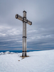 Gipfelkreuz eines Berges in den Alpen