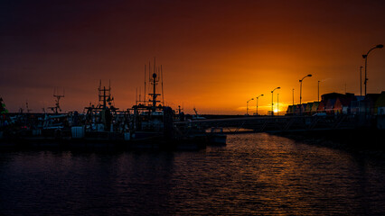 Fototapeta na wymiar coucher de soleil au port