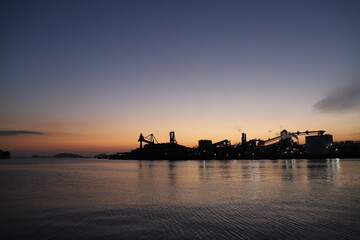 Fototapeta premium 山口県 コンビナートと周南市の工場夜景とマジックアワーの空！