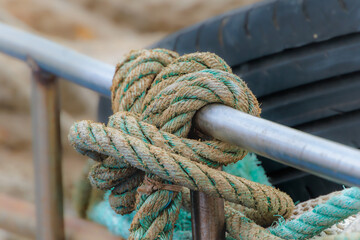 Accessorio in uso sulle barche da pesca utile per legare