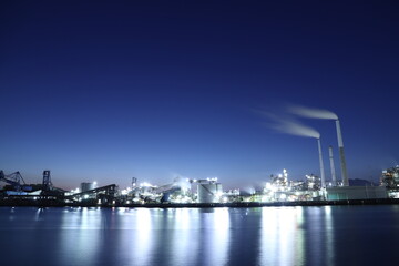 Obraz premium 山口県 コンビナートと周南市の工場夜景とマジックアワーの空！