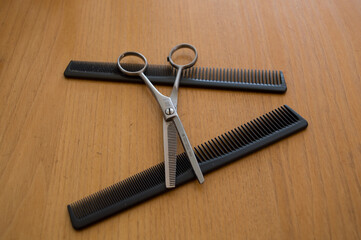 Peignes et ciseaux d'un coiffeur