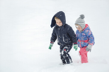 Fototapeta na wymiar children walk in the snow