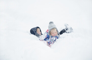 Fototapeta na wymiar children play in the snow