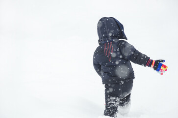 Fototapeta na wymiar a boy walks in the snow