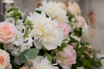 Obraz na płótnie Canvas Main table at a wedding reception with beautiful fresh flowers