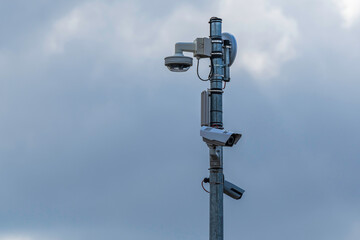 Überwachungskameras an einem Mast