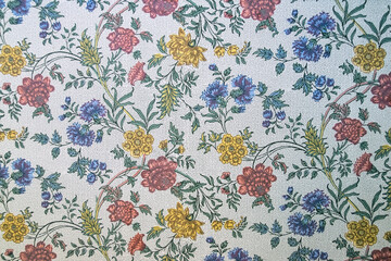 Ein uraltes Tapetenmuster mit Blumen darauf