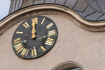 Eine alte Turmuhr zeigt die Zeit an 