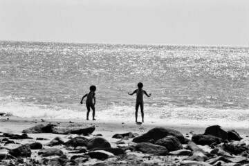 Fototapeta na wymiar niños con olas