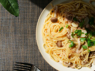 自然光で美味しそうな和風パスタ