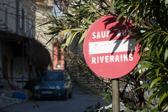 panneau interdit sauf riverain