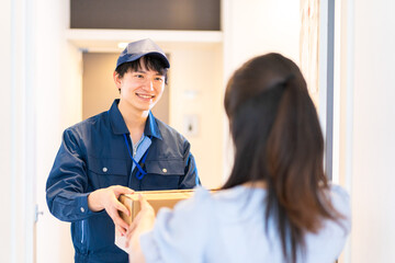 宅配便を受け取る若い女性