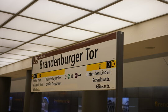 BVG, U-Bahnhof Brandenburger Tor, U5 Haltestelle der Berliner Verkehrsbetriebe, Berlin, 21.02.2022